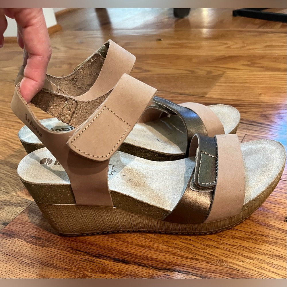 Inblu Wedge Sandal, size 7, Adjustable straps, Excellent! Beige, Metallic